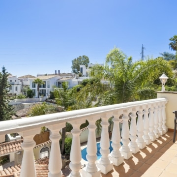 Contemporary and cozy five bedroom villa in Nueva Andalucia, Marbella Picture 40