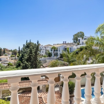 Contemporary and cozy five bedroom villa in Nueva Andalucia, Marbella Picture 41