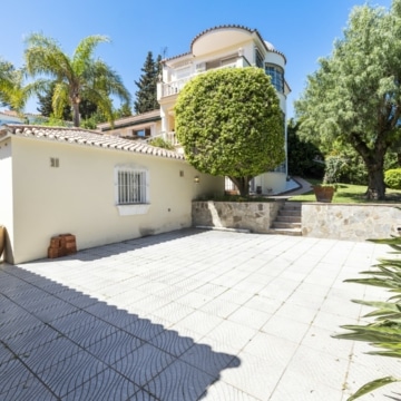 Contemporary and cozy five bedroom villa in Nueva Andalucia, Marbella Picture 42