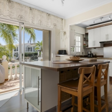 Contemporary and cozy five bedroom villa in Nueva Andalucia, Marbella Picture 6