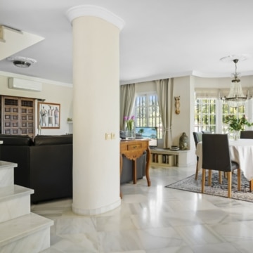 Contemporary and cozy five bedroom villa in Nueva Andalucia, Marbella Picture 9