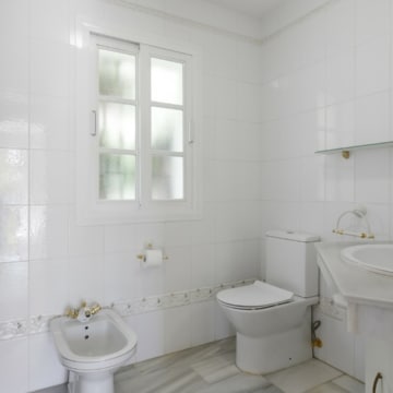 Contemporary and cozy five bedroom villa in Nueva Andalucia, Marbella Picture 12
