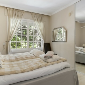 Contemporary and cozy five bedroom villa in Nueva Andalucia, Marbella Picture 13