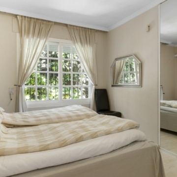 Contemporary and cozy five bedroom villa in Nueva Andalucia, Marbella Picture 20