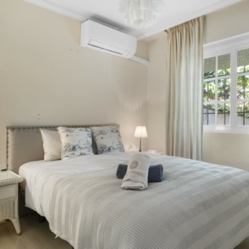 Contemporary and cozy five bedroom villa in Nueva Andalucia, Marbella Picture 5