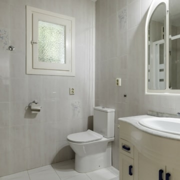 Contemporary and cozy five bedroom villa in Nueva Andalucia, Marbella Picture 43
