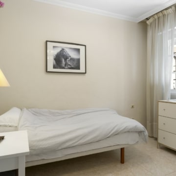 Contemporary and cozy five bedroom villa in Nueva Andalucia, Marbella Picture 44