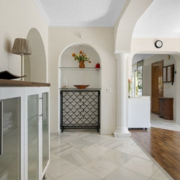Contemporary and cozy five bedroom villa in Nueva Andalucia, Marbella Picture 15