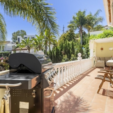 Contemporary and cozy five bedroom villa in Nueva Andalucia, Marbella Picture 0