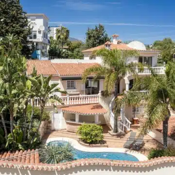 Contemporary and cozy five bedroom villa in Nueva Andalucia, Marbella Picture 27