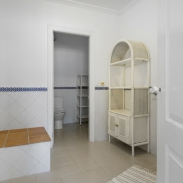 Contemporary and cozy five bedroom villa in Nueva Andalucia, Marbella Picture 46