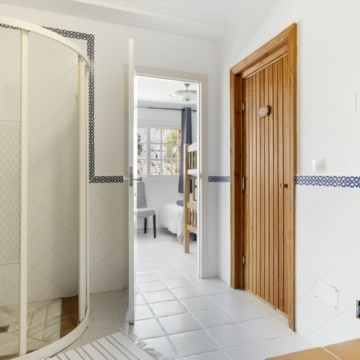 Contemporary and cozy five bedroom villa in Nueva Andalucia, Marbella Picture 47