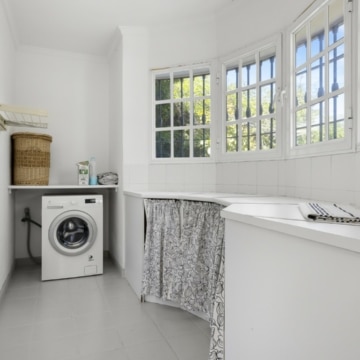 Contemporary and cozy five bedroom villa in Nueva Andalucia, Marbella Picture 34