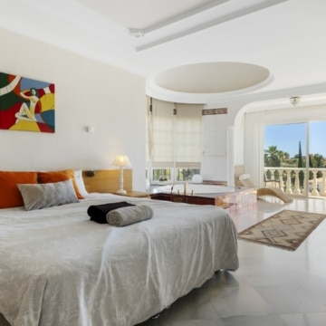 Contemporary and cozy five bedroom villa in Nueva Andalucia, Marbella Picture 17