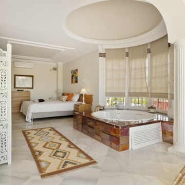 Contemporary and cozy five bedroom villa in Nueva Andalucia, Marbella Picture 21