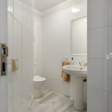 Contemporary and cozy five bedroom villa in Nueva Andalucia, Marbella Picture 52