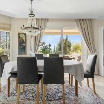 Contemporary and cozy five bedroom villa in Nueva Andalucia, Marbella Picture 3