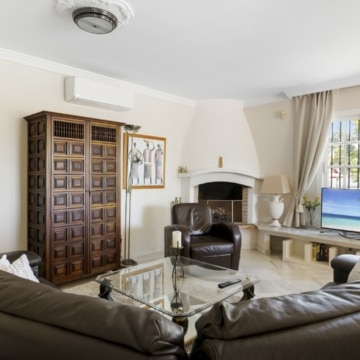 Contemporary and cozy five bedroom villa in Nueva Andalucia, Marbella Picture 18
