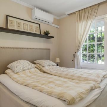 Contemporary and cozy five bedroom villa in Nueva Andalucia, Marbella Picture 10