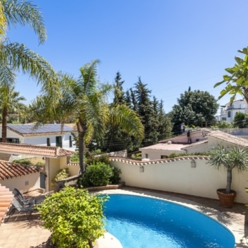 Contemporary and cozy five bedroom villa in Nueva Andalucia, Marbella Picture 31