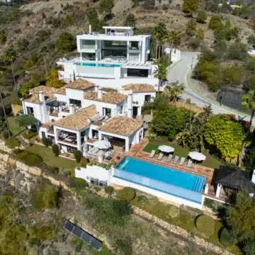 Marvellous villa with breathtaking sea and golf views in Lomas de La Quinta, Benahavis Picture 31