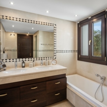 Marvellous villa with breathtaking sea and golf views in Lomas de La Quinta, Benahavis Picture 9