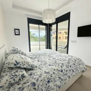 Modern and stylish 3-bedroom apartment in El Campanario Hills, Estepona Picture 14