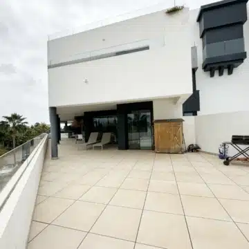 Modern and stylish 3-bedroom apartment in El Campanario Hills, Estepona Picture 21