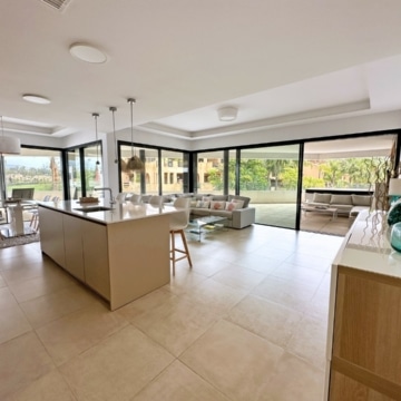 Modern and stylish 3-bedroom apartment in El Campanario Hills, Estepona Picture 2