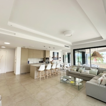 Modern and stylish 3-bedroom apartment in El Campanario Hills, Estepona Picture 4