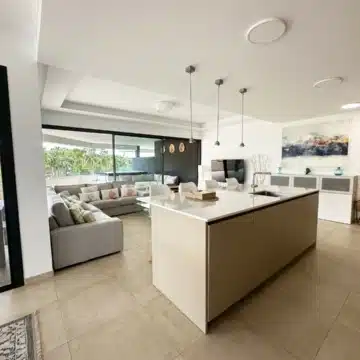 Modern and stylish 3-bedroom apartment in El Campanario Hills, Estepona Picture 5