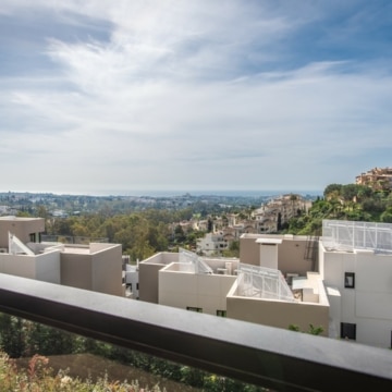 Brand new lakeside groundfloor apartment with stunning sea views in Nueva Andalucia, Marbella Picture 1