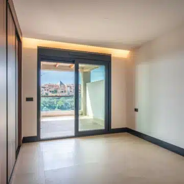 Brand new lakeside groundfloor apartment with stunning sea views in Nueva Andalucia, Marbella Picture 10