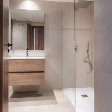 Brand new lakeside groundfloor apartment with stunning sea views in Nueva Andalucia, Marbella Picture 11