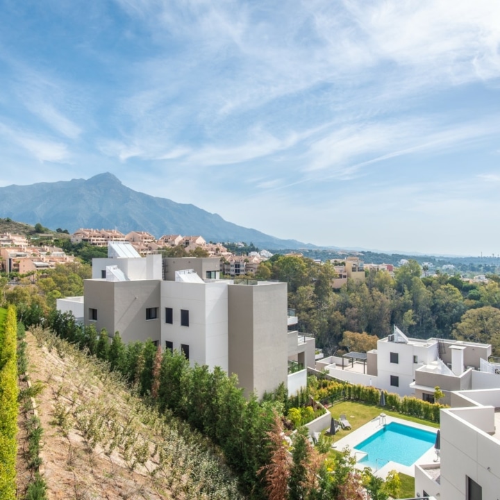 Brand new lakeside groundfloor apartment with stunning sea views in Nueva Andalucia, Marbella Picture