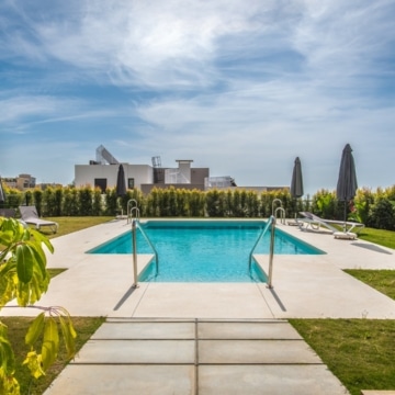 Brand new lakeside groundfloor apartment with stunning sea views in Nueva Andalucia, Marbella Picture 14