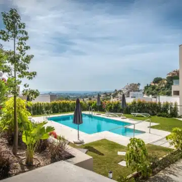 Brand new lakeside groundfloor apartment with stunning sea views in Nueva Andalucia, Marbella Picture 2