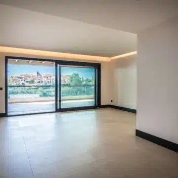 Brand new lakeside groundfloor apartment with stunning sea views in Nueva Andalucia, Marbella Picture 6