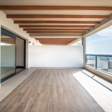 Brand new lakeside groundfloor apartment with stunning sea views in Nueva Andalucia, Marbella Picture 3