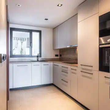 Brand new lakeside groundfloor apartment with stunning sea views in Nueva Andalucia, Marbella Picture 5