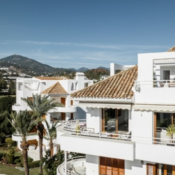 Modern penthouse with breathtaking sea and mountain views in Alcores del Golf, Nueva Andalucia Picture 0