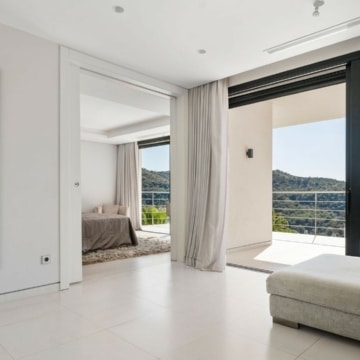 Contemporary villa within a secure gated community of Lomas de La Quinta, Benahavis Picture 19