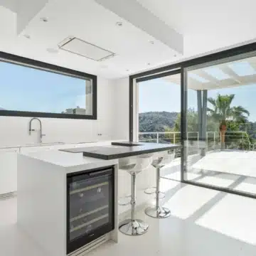 Contemporary villa within a secure gated community of Lomas de La Quinta, Benahavis Picture 6