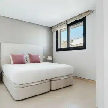 Contemporary villa within a secure gated community of Lomas de La Quinta, Benahavis Picture 14