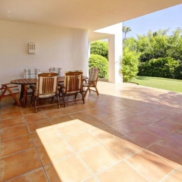 Magnificent front-line groundfloor apartment in Alcazaba beach, Estepona Picture 2