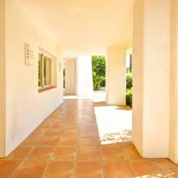 Magnificent front-line groundfloor apartment in Alcazaba beach, Estepona Picture 10