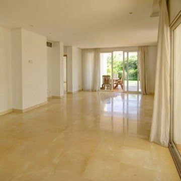 Magnificent front-line groundfloor apartment in Alcazaba beach, Estepona Picture 12