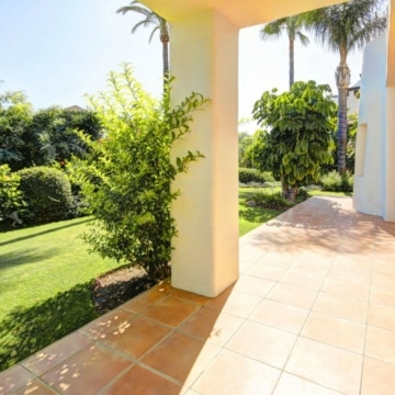 Magnificent front-line groundfloor apartment in Alcazaba beach, Estepona Picture 0
