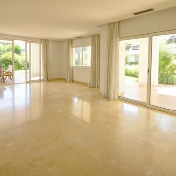 Magnificent front-line groundfloor apartment in Alcazaba beach, Estepona Picture 1