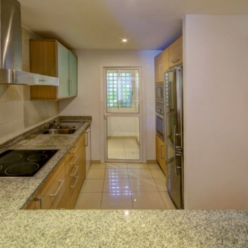 Magnificent front-line groundfloor apartment in Alcazaba beach, Estepona Picture 9